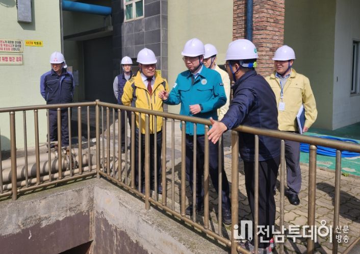 가축분뇨 공공처리시설 현장점검하는 변영근 제주시 부시장