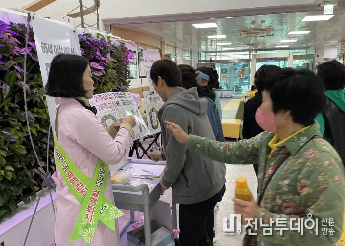 결핵 예방 주간 홍보 캠페인: 보건소 직원들이 지역주민을 대상으로 결핵 예방 홍보를 하고 있다.