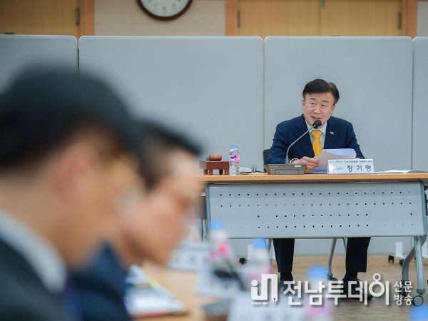 정기명 여수시장이 지난 18일 ‘여수시 지속가능발전 기본전략 및 추진계획 수립 연구용역 착수보고회’에서 발언하고 있다.