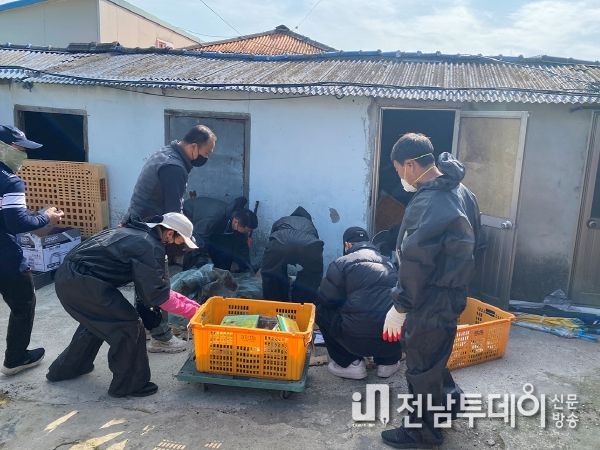 지난 15일 여수진남라이온스클럽이 장애인세대에 청소 자원봉사를 펼쳤다.