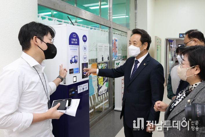 동구민 모두 편의 누리는 인공지능 다회용컵 회수로봇 설치