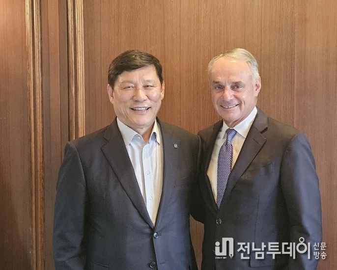 KBO 허구연 총재 – MLB 롭 맨프레드 커미셔너