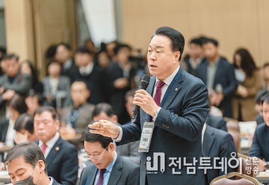 간담회장에서 정책을 제안 중인 구복규 화순군수