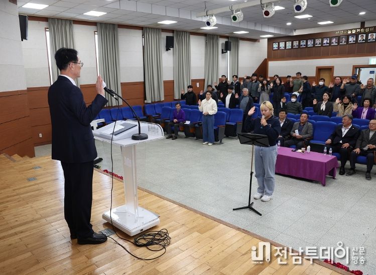 지난 20일 2024학년도 1004섬농업대학 입학식에서 친환경농업과정 김연옥 학생이 신입생 70명을 대표 선서를 하고 있다.