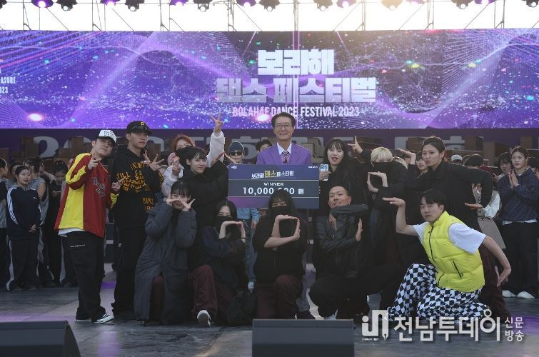 2023년 댄스 페스티벌 시상식 1위 팀 사진