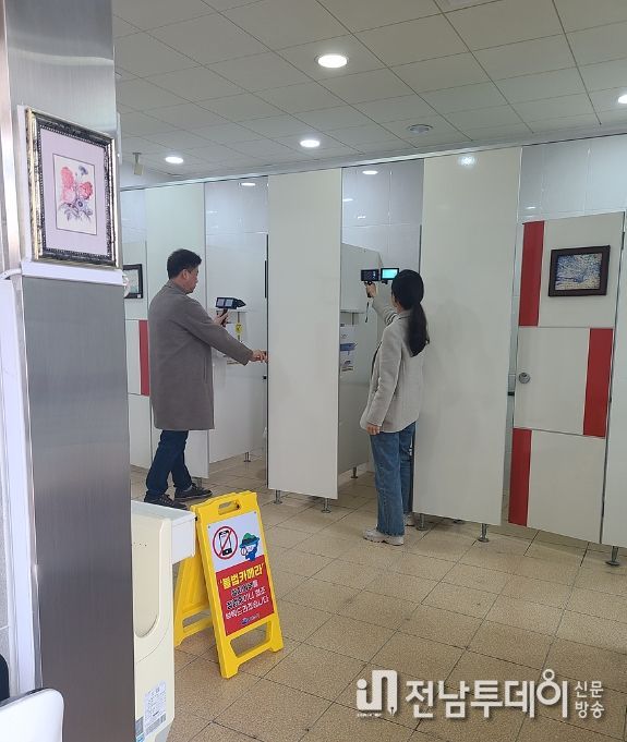주요 관광지 공중화장실에서 불법카메라 여부를 점검하고 있다.