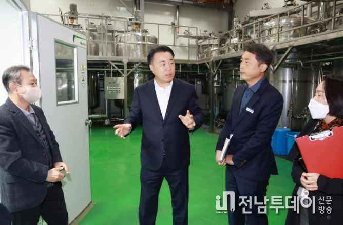 지난 2022년 11월 구복규 화순군수가 메가바이오숲을 방문하여 한약재 유통 현장을 점검하고 있다.
