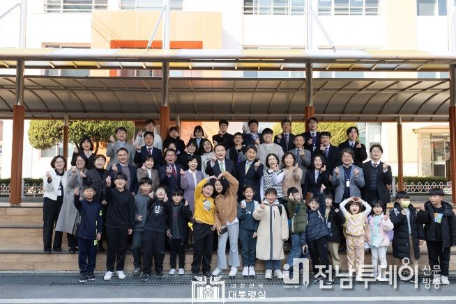 3월 21일 윤석열 대통령은 강원 원주시 명륜초등학교를 방문해 늘봄학교 프로그램을 참관하고 관계자들과 간담회를 했다.