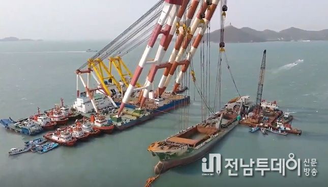 완도해경, 완도군 흑일도 해상 전복 모래운반선 인양 중인 모습