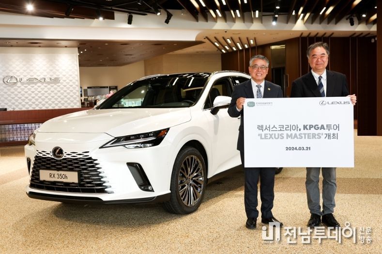 렉서스 강남 전시장에서 '렉서스 마스터즈' 개최 조인식 직후 사진 촬영에 임한 KPGA 김원섭 회장(좌)과 렉서스코리아 콘야마 마나부 사장