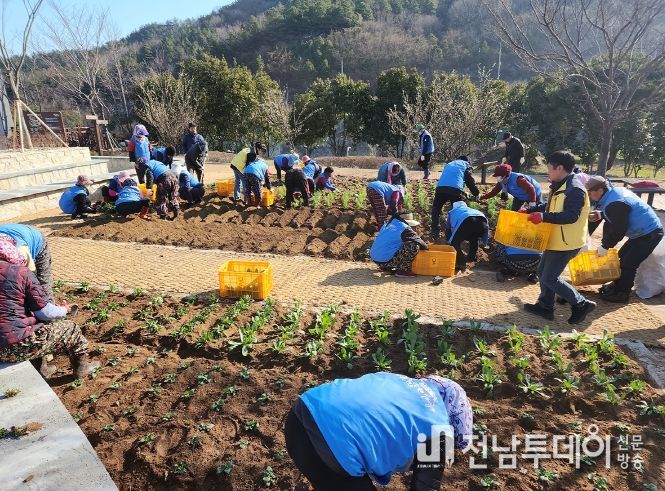 여수시 묘도동이 이순신대교 전망대에 꽃밭을 조성하고 있다.