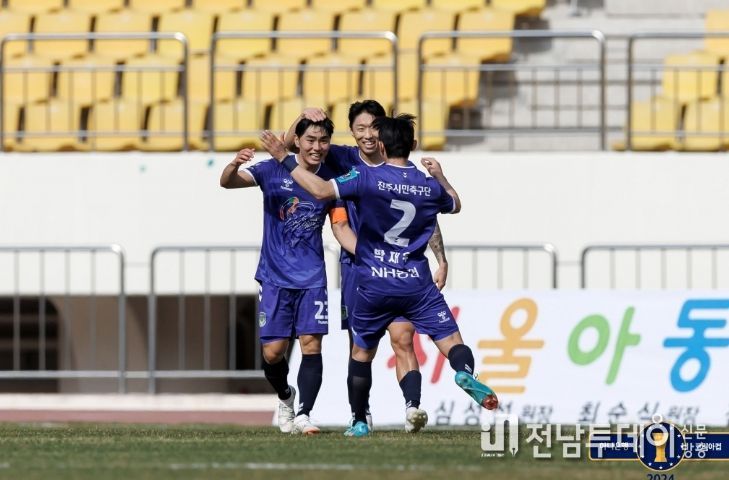 K리그2 충남아산을 꺾고 기뻐하는 K4리그 진주시민축구단 선수들.
