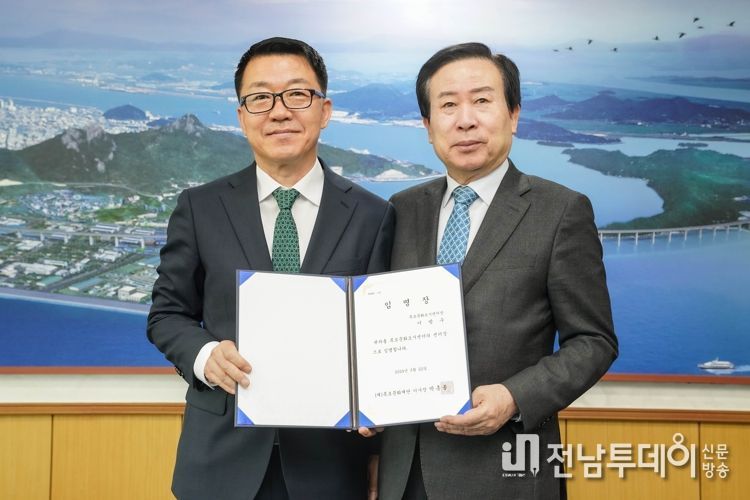 이방수 목포문화도시센터장이 지난 22일 취임했다. 이날 박홍률 목포시장이 임용장을 수여했다.