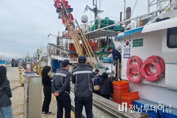 여수시가 25일 국동항 일원에서 관계기관과 합동 어선 안전점검을 실시했다.