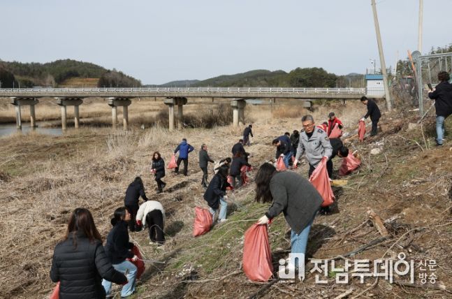 보성군, 노동면 새봄맞이 환경 정화 활동을 실천하고 있다