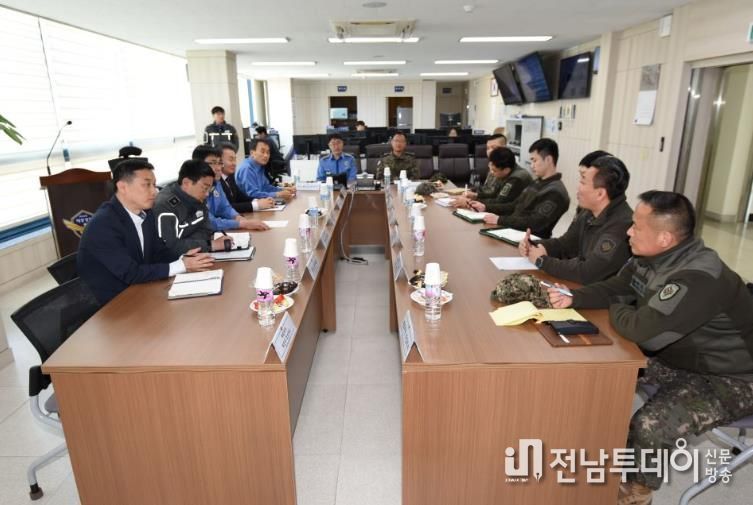 완도해경, 육군 제8539부대 간 협업 프로젝트를 논의중인 모습