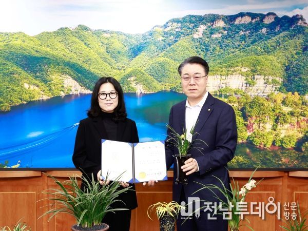 임용장 수여식: 구복규 화순군수와 복직 직원 기념사진 촬영 모습.