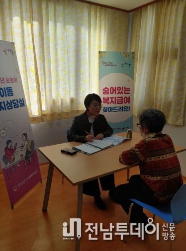 능주 원지리 찾아가는 이동복지상담실에서 복지서비스를 설명하고 있는 모습