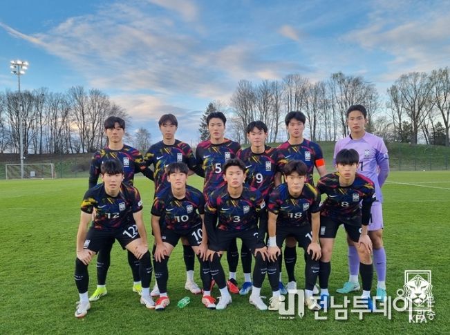 바이에른 뮌헨 U-19 팀과의 경기 선발 출전한 U-17 대표팀 베스트 일레븐의 모습