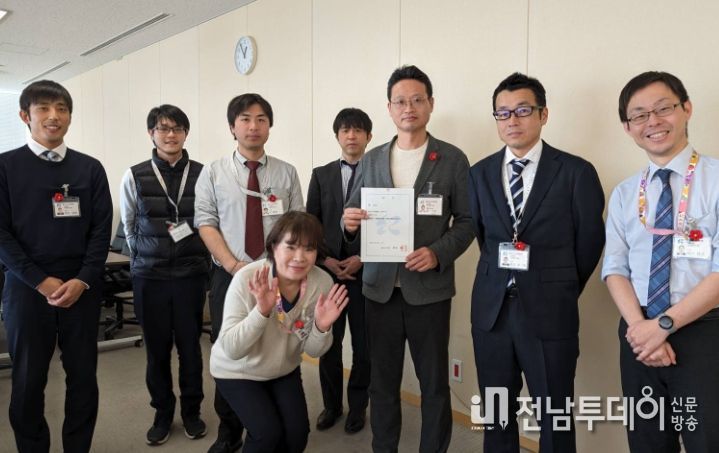 동백꽃 백지를 달고 있는 기노카와시 직원들