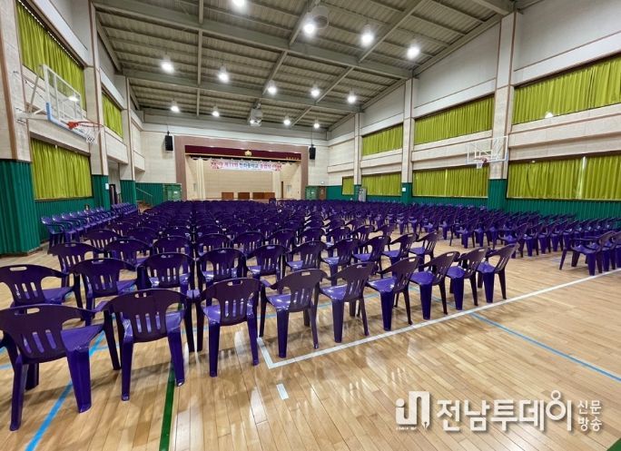 맞춤형 섬 컬러 의자로 지역 특색과 문화 전달