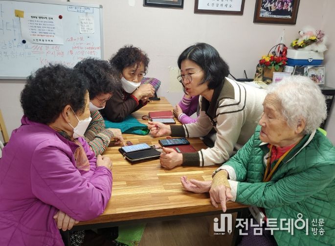 어르신을 위한 ‘찾아가는 스마트폰 교육’