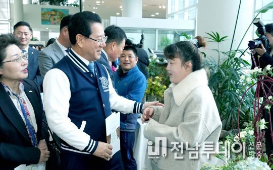 김영록 전라남도지사가 27일 도청 윤선도홀에서 개막한 장애인 작가들의 열정이 담긴 ‘우리의 봄’ 도자 전시회 작품을 관람하며 작가들을 격려하고 있다.