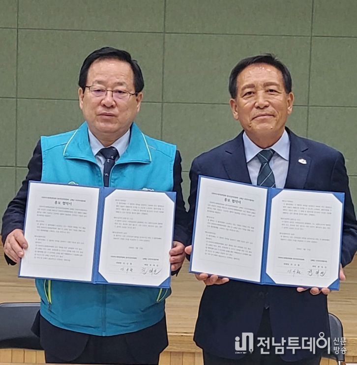 왼쪽 안규철 위원장, 오른쪽 권대진 남해군 주민자치협의회장