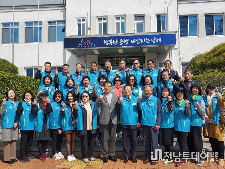 여수시와 광양시 세정과가 28일 광양시청에서 고향사랑 기부제에 상호기부 기념사진을 찍고 있다.
