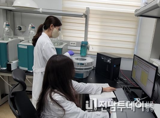 함평군 농업기술센터 ‘농산물 안전성 분석실’에서 실시하는 양액원수 분석 모습