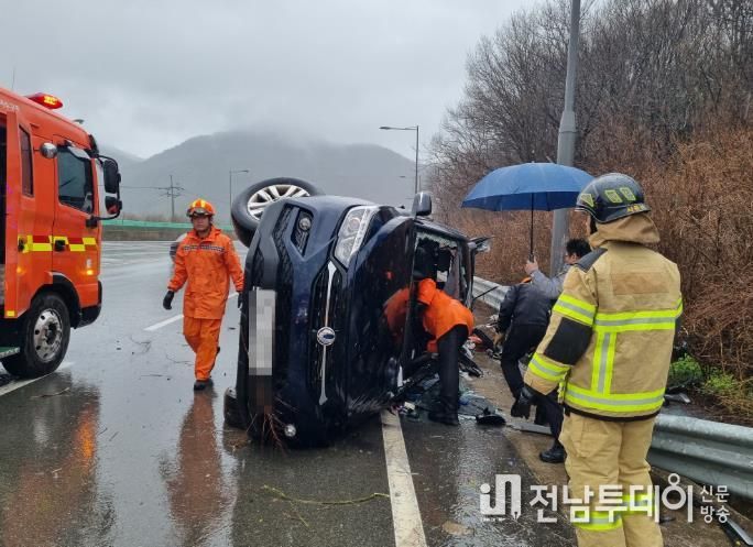 SUV차량 교통사고 현장서 운전자 1명 안전구조