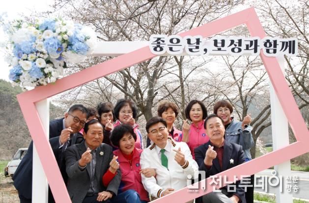 포토존에서 김철우 보성군수와 보성군의회 의원들이 주민들과 단체사진을 찍고 있다.