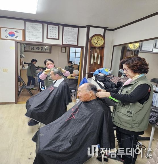 서비스를 이용 중인 어르신들(이·미용)