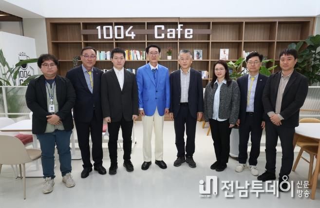 지난 1일, 신안군과 일본 람사르습지센터 관계자와 업무논의 후 기념 촬영