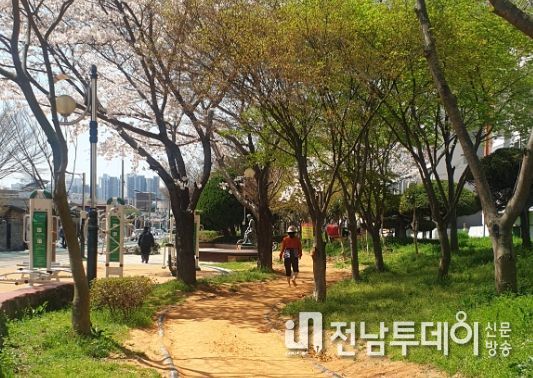 목포시가 맨발길 등 걷기 좋은 환경에 힘쓰는 가운데 목포웰빙공원 맨발길을 한 시민이 걷고 있다.