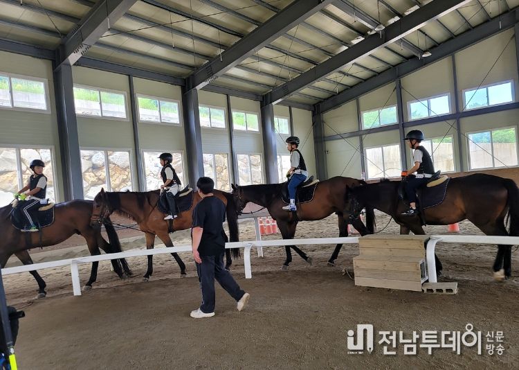 여수시, 지역 학생에 승마 체험활동 지원