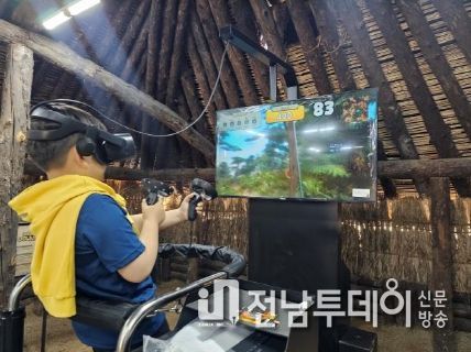 선사 체험장 내 인기 프로그램인 VR 활쏘기 체험