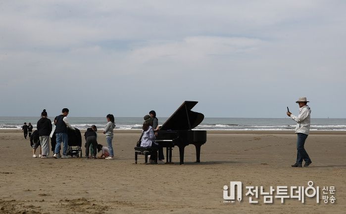 신안군 자은도 양산해변의 피아노 포토존, 인기 폭발!