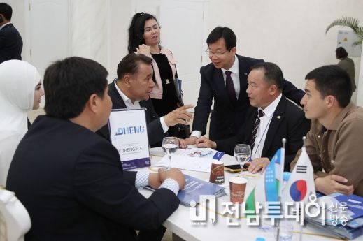 광산구와 우즈베키스탄 시르다리야 주가 지난 20일 공동 개최한 비즈니스 포럼에서 광산구 기업과 현지 기업 간 1:1 상담이 진행되고 있다.
