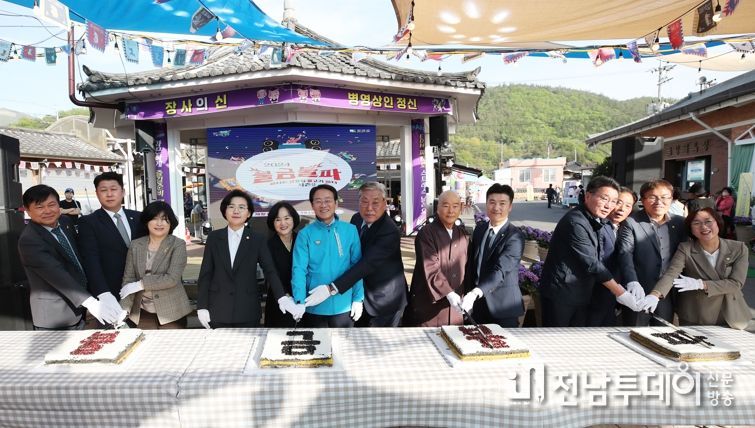 지난 19일 강진군 병영면 일원에서 불금불파 시즌2 개막식이 열린 가운데 강진원 강진군수를 비롯한 주요 참석자들이 불금불파 1주년을 기념하는 떡 케이크를 자르고 있다.