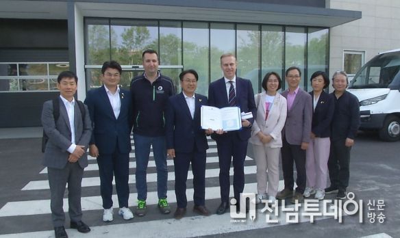 강기정 시장 등 광주광역시 대표단이 최근(15일 현지시간) 이탈리아 토리노시 미라피오리 콤플렉스의 ‘스텔란티스 순환경제 허브’를 방문했다.