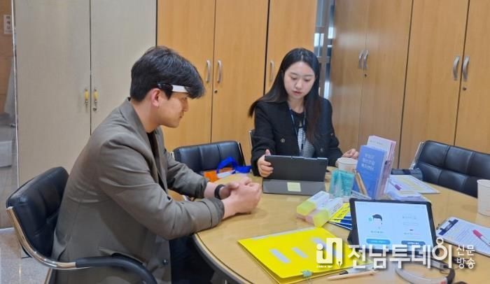 민원 담당 공무원 심리상담센터 운영_두뇌 건강 검사 기기를 활용한 일대일 심리상담을 진행하고 있다.