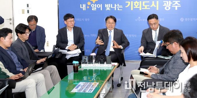 강기정 광주광역시장이 24일 오전 시청 5층 기자실에서 출입기자들과 차담회를 갖고 시정 주요현안 등에 대해 설명하고 있다. / 광주광역시 제공