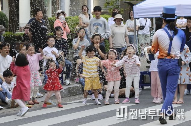‘마을愛 찾아가는 광주광역시 동구 버스킹’ 공연 호응