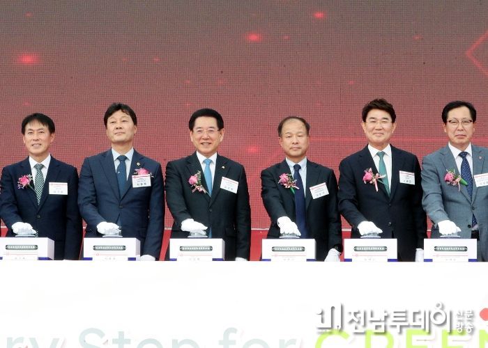 김영록 전라남도지사가 30일 오후 순천 율촌산단에서 열린 ‘롯데케미칼 삼박엘에프티㈜ 율촌 공장 착공식’에 참석, 주요 내·외빈들이 착공 발파식을 하고 있다.