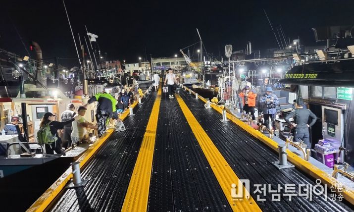 대규모 낚시객들이 바다낚시 어선에 승선하고 있다.