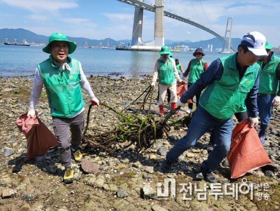 여수시새마을회,‘바다의 날’맞아 해양쓰레기 정화활동
