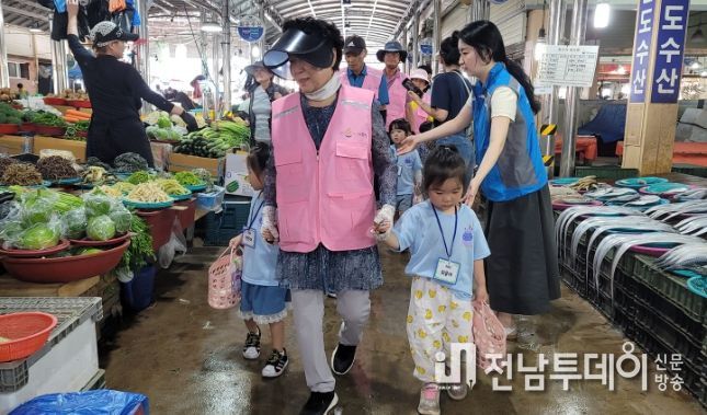 ‘할머니 따라, 손주 손잡고’ 나주전통시장 나들이 눈길