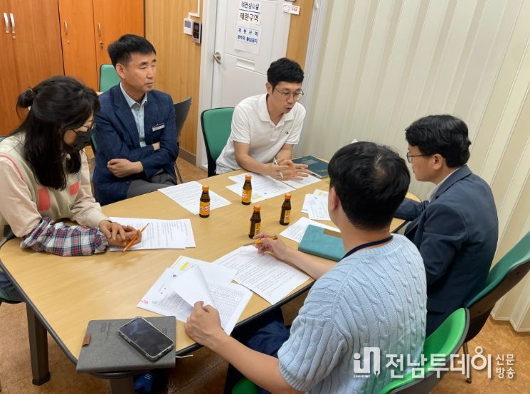 사전감정평가 제도운영교육 : 광주 동구청 담당자들이 화순군의 사전감정평가 제도 운영에 대해서 화순군 담당자의 설명을 듣고 있다.