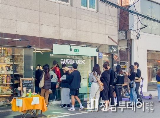 강진군이 지난해 10월 27일부터 사흘간, 서울시 성동구 성수동 팝업거리에 개최한 ‘팝업스토어’에서 관람객들이 줄지어 있다.